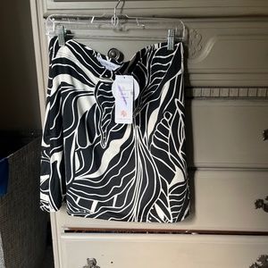 Ladies skort with side zip pockets